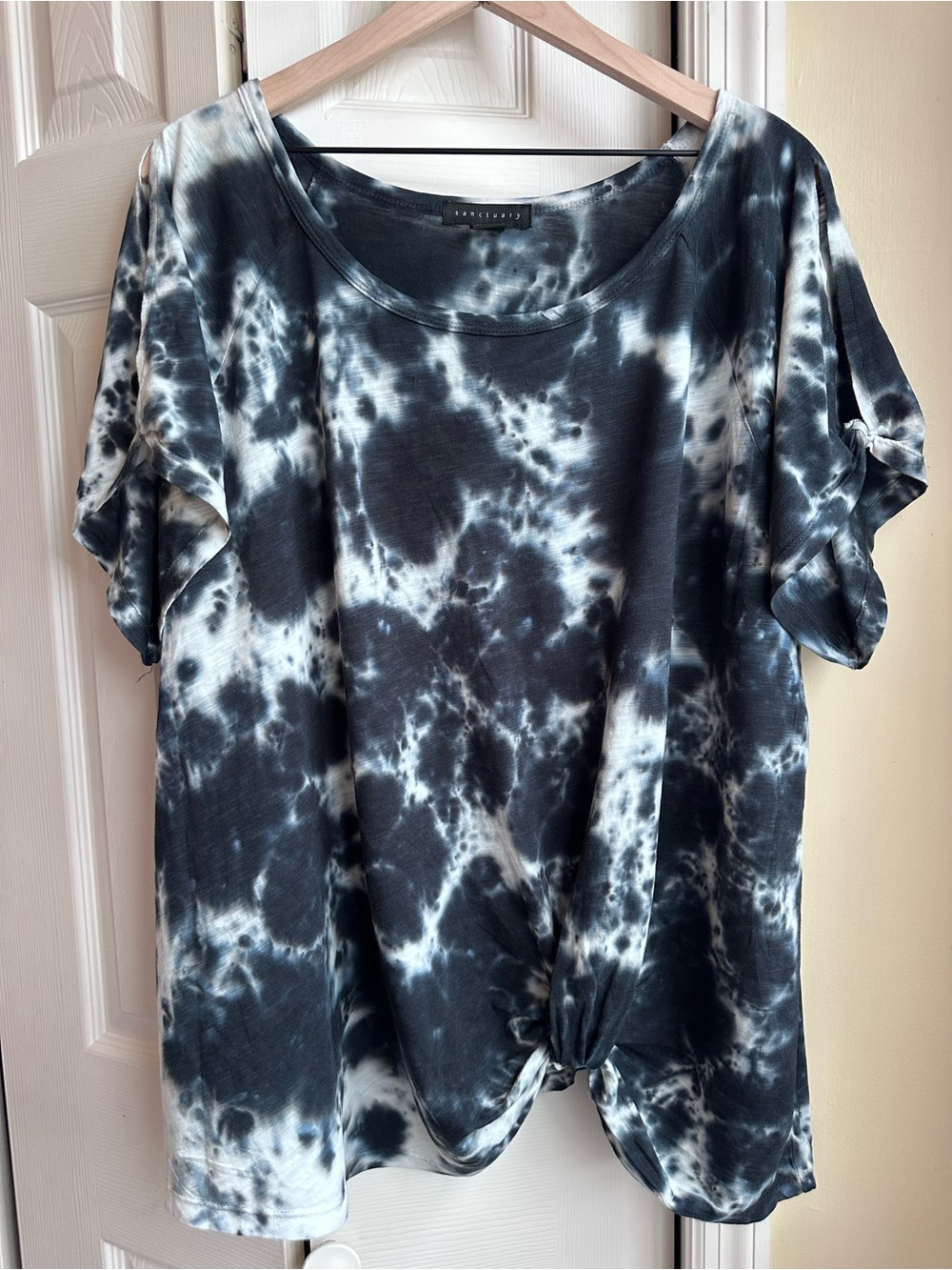 Sanctuary Black & White Cold Shoulder Tie-Dye Tee with Front Knot Detail